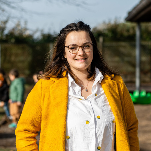 Ecole Saint-Etienne -  Portrait de Mélanie Barbotin, éducatrice, dans la cour de récréation.